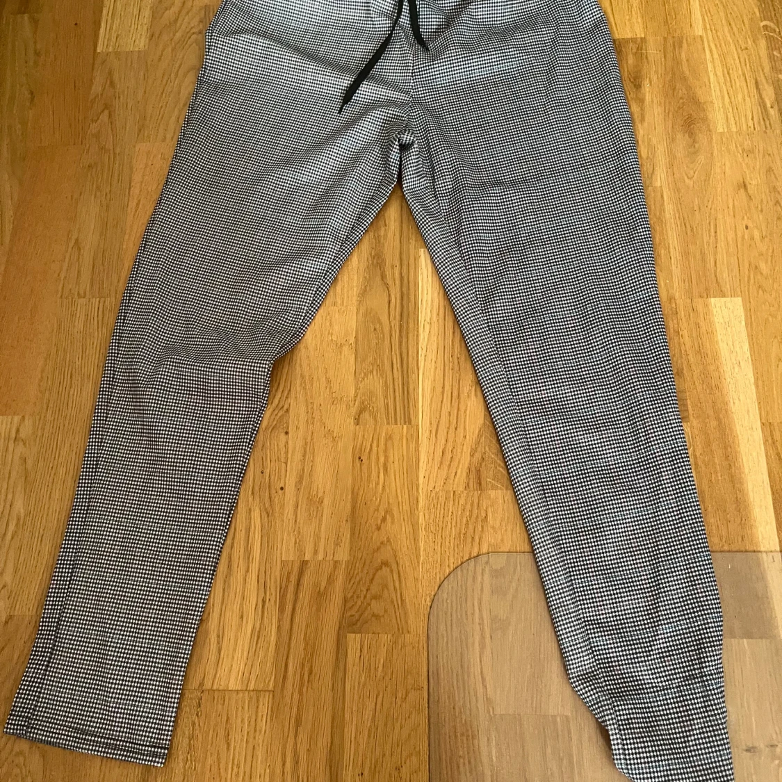 Rutig kostymbyxa med snörning, M