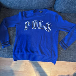 Blå stickad tröja Polo Ralph Lauren - Säljer min blåa stickade polo Raplh lauren tröja. Nästan helt oanvänd, den är i storlek M men den passar som S också. Skriv om ni har några frågor eller undring om pris.