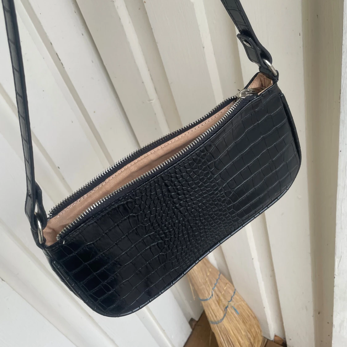Svart axelväska i krokopräglat skinn - 2