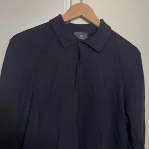 Svart slim fit henley från H&M - Väldigt bra skick, tröjan behöver strykas, slim fit i storlek M 