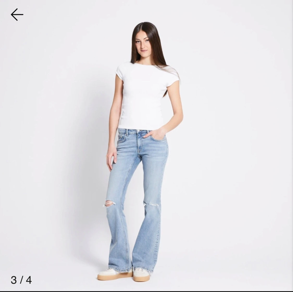 Bootcut ljusblå jeans med slitning