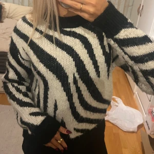 Zebramönstrad stickad tröja Gina Tricot - Säljer en stickad tröja från Gina Tricot i storlek XS med svartvitt zebramönster. Tröjan har rund hals, ribbade muddar och lång ärm. Så fin men kommer inte till användning ❤️