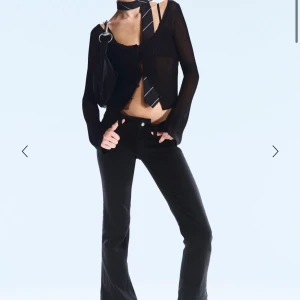 Svarta bootcut jeans från Cheap Monday - Säljer ett par svarta jeans från Cheap Monday med bootcut-snitt. Snygg passform som sitter skönt över höften och släpper ut vid benslutet. Tyvärr är det inte riktigt min stil, de sitter så fint på andra men inte mig 😍Storleken är helt utsåld och väljer därför sälja min här. Pris kan diskuteras ❤️