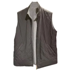 Loro Piana väst strl m - Loro Piana vändbar väst, utsidan är polyester och innerfodret är 96% kashmir 4% siden. Observera att det finns några lösa trådar och små fläckar som knappast syns. Priset är inte hugget i sten 