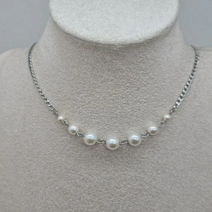 Handgjort halsband  - Material-rostfritt stål. 