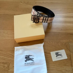 Burberry bälte  - Säljer detta extremt fina burberry bälte. Det går att använda åt båda sidorna och är 105cm långt. Allt som e med på bild ingår.