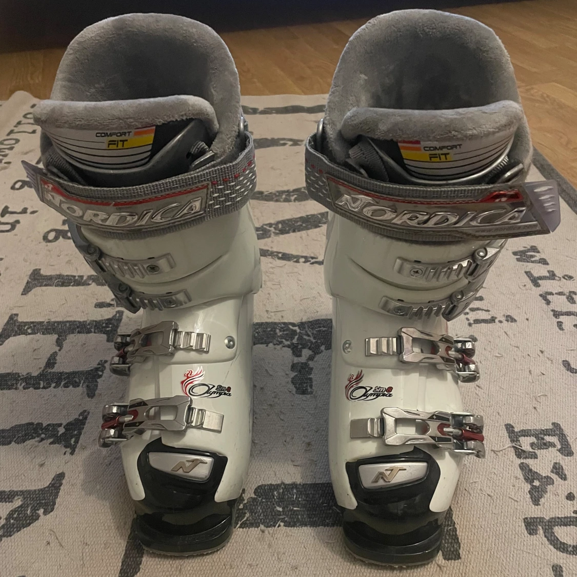 Nordica vita skidpjäxor med spännen