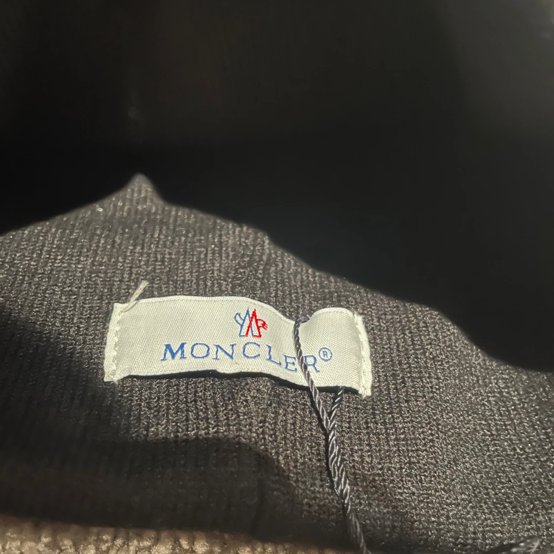 Svart Moncler mössa med ränder - 2