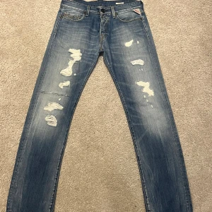 Replay jeans - Snygga Replay jeans i toppski k med slitningar och Fade storlek 31/32 skriv vid minsta intresse