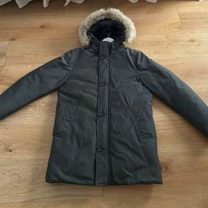 Woolrich vinterjacka - Äkta Woolrich Vinterjacka i fint skick. Kvitto finns kvar. Storlek M