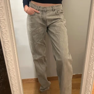 Weekday Arrow Low Straight Jeans grå - Säljer ett par Weekday Arrow Low Straight Jeans i grått. Modellen har låg midja och raka ben med en loose passform. Klassisk femficksdesign och tillverkade i jeansmaterial. Perfekta för dig som gillar avslappnad stil. Bra längd på mig som är 175.