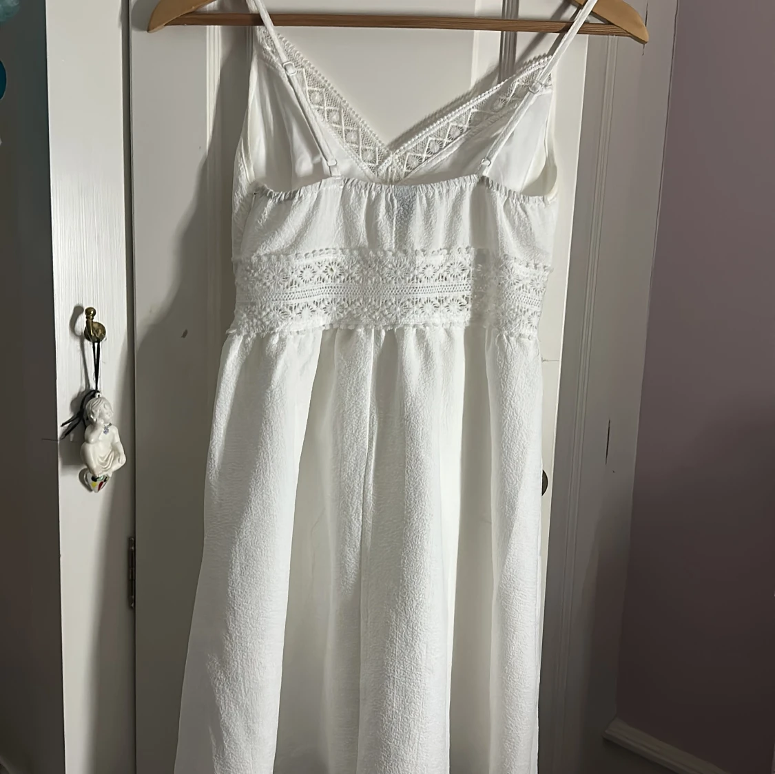 Vit spetsklänning med smala axelband - 1