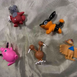 Pokemon figurset / Leksak Pikachu  - Samling med 20 färgglada Pokemon-figurer i plast. Perfekt för samlare eller lek! Figurerna har varierande skick, vissa med mindre färgslitage. Innehåller flera populära karaktärer. Säljs som ett paket. 25kr/bild /5st