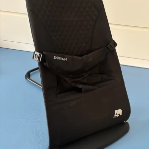Deryan Baby Bouncer - Bekväm och säker babysitter från Deryan i svart. Robust metallram och justerbar sits med säkerhetssele. Passar små barn och har tydliga varningsetiketter. Använd några fåtal gånger. Nypris är 668. 