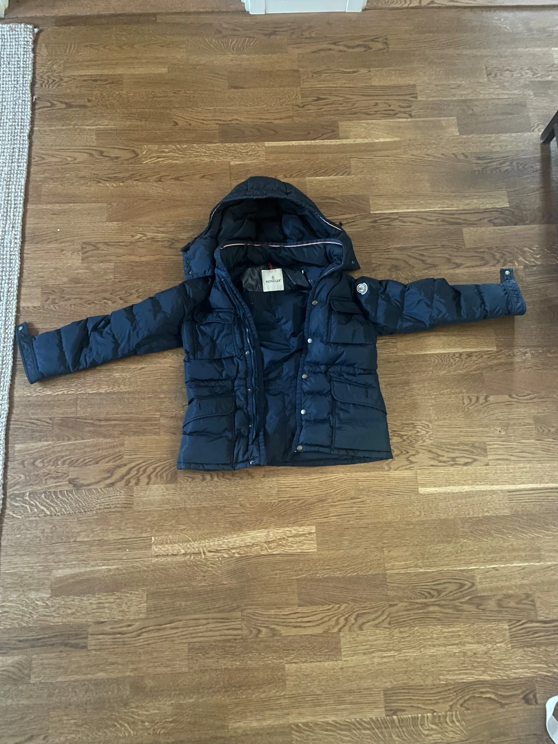 Mörkblå Moncler dunjacka med huva