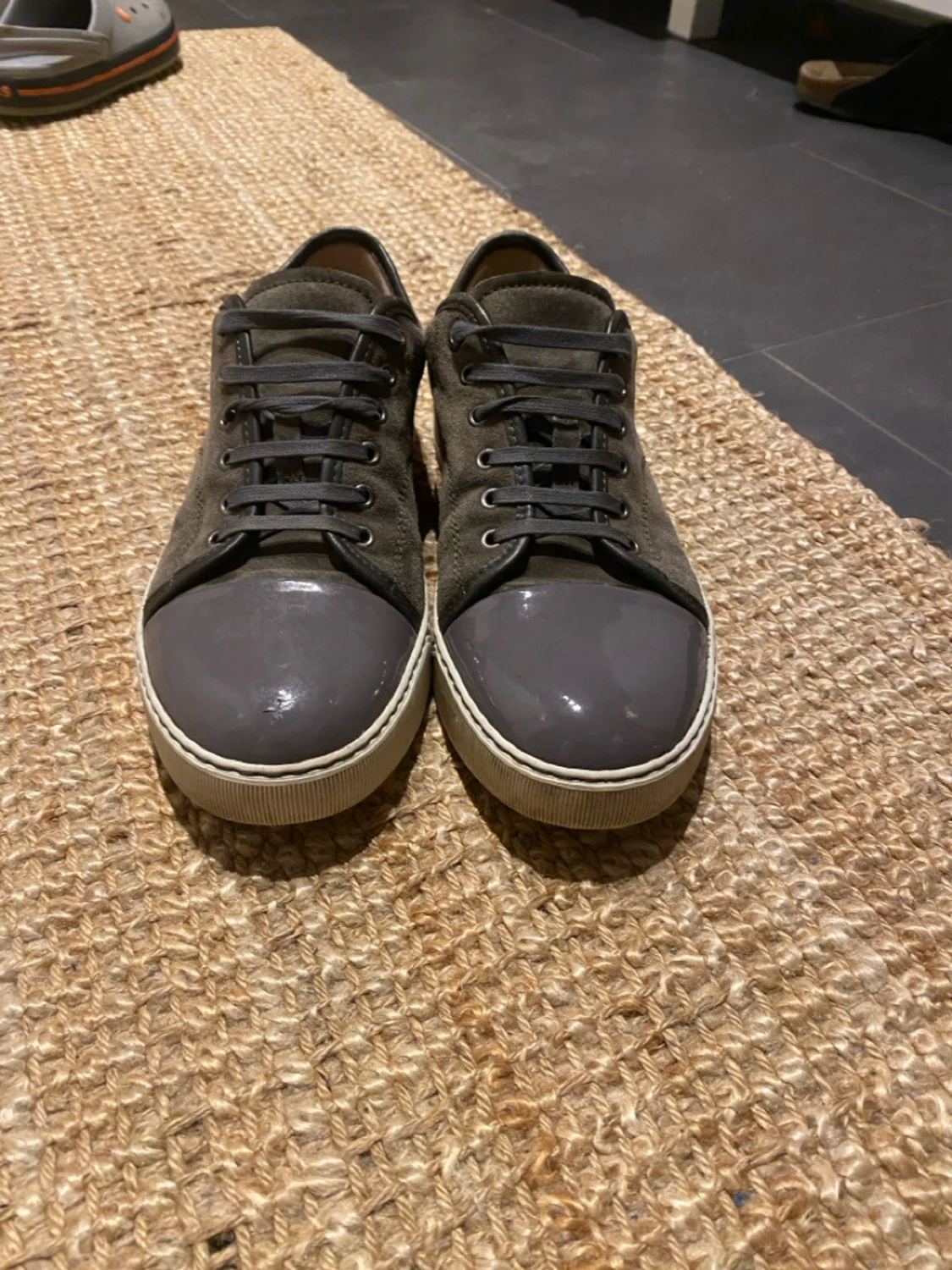Grå sneakers från Lanvin med lackad tå - 2