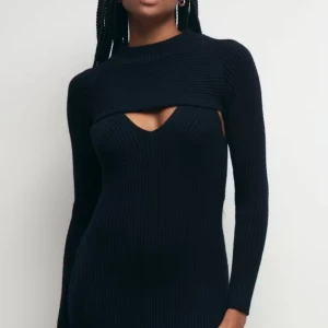 Svart ribbad cut out kofta  Gina Tricot - Svart ribbstickad kofta från Gina Tricot med lång ärm och cut out-detalj över bröstet. Koftan har en kroppsnära passform och hög hals. Använd en gång. 