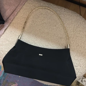 Väska  - Väska jag hittade på secondhand men inte fått användning för 💖💖älskar detaljen med handtaget 