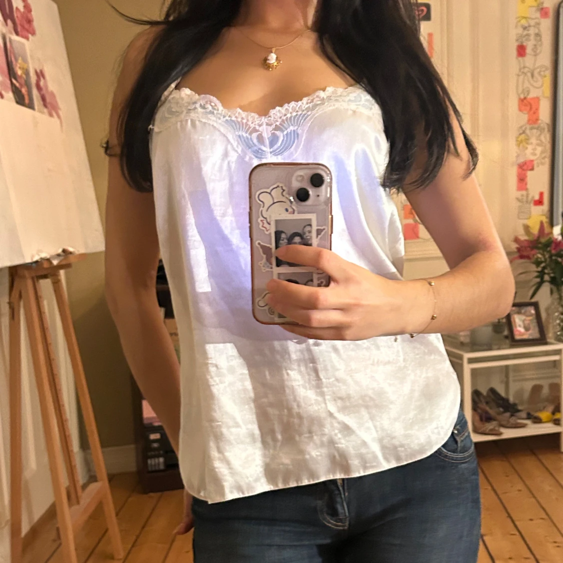 Vitt satinlinne med spets