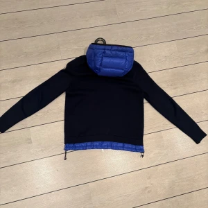 Moncler cardigan  - Unik Moncler cardigan storlek S. Självklart äkta