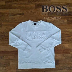 Vit Hugo Boss Sweatshirt  - Letar du efter en stilren och lyxig sweatshirt? Säljer en vit Hugo Boss-kofta i nyskick för endast 499 kr! Tillverkad i högkvalitativa material med klassisk design, perfekt för både vardag och finare tillfällen. Storlek M – smickrande och bekväm passform. Ikoniskt märke på framsidan. Nästan oanvänd – ett kap för dig som uppskattar stil och kvalitet. 📦 Skickas samma dag! Kontakta vid intresse! #hugoboss #herrmode #hållbartmode  