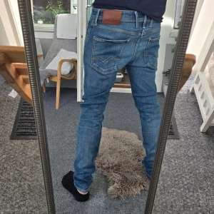 Replay Jeans - Supersnygga Replay Jeans I toppenskick! Storlek: W33/L32 Modell: Anbass Fråga på om du undrar något! 🤩