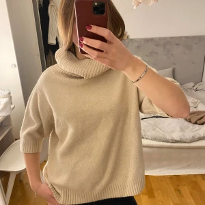 Stickad trekvart tröja  - Mjukt stickad trekvartslång tröja från Indiska! Storlek XL då jag ville ha den oversized. Har vanliga fall s/m. Nypris 599kr