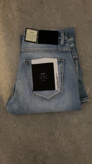 Neuw Lou Slim ljusblå jeans 30/32 - Säljer ett par snygga ljusblå jeans från Neuw, modell Lou Slim med slim straight passform. Nypris 1400 mitt pris 499