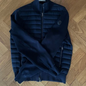 Moncler cardigan storlek M - Moncler cardigan storlek M, fint skick! Kvitto finns! Marinblå med den eftertraktade black label loggan. Pris inte hugget i sten vid snabb affär