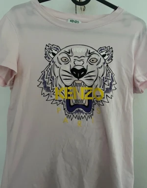 Kenzo T-shirt - Rosa T-shirt Användning fåtal gånger Äkta Kenzo