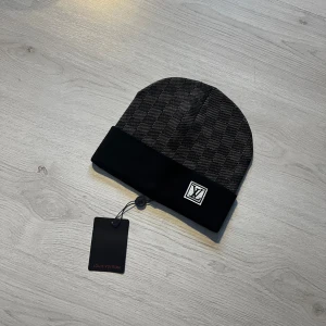 . - Säljer denna feta  mössan perfekt till vintern. Den passar runt XS-S. Helt ny skriv till vid funderingar. Priset kan diskuteras vid snabb affär.