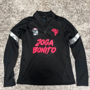 Gamechanger Jersey Joga Bonito  - Sporttröja – lätt, bekväm och svettavvisande. Designad i mjukt, ventilerande material som håller dig torr och rörlig genom hela träningspasset. Passar perfekt för både gym och vardagsträning.