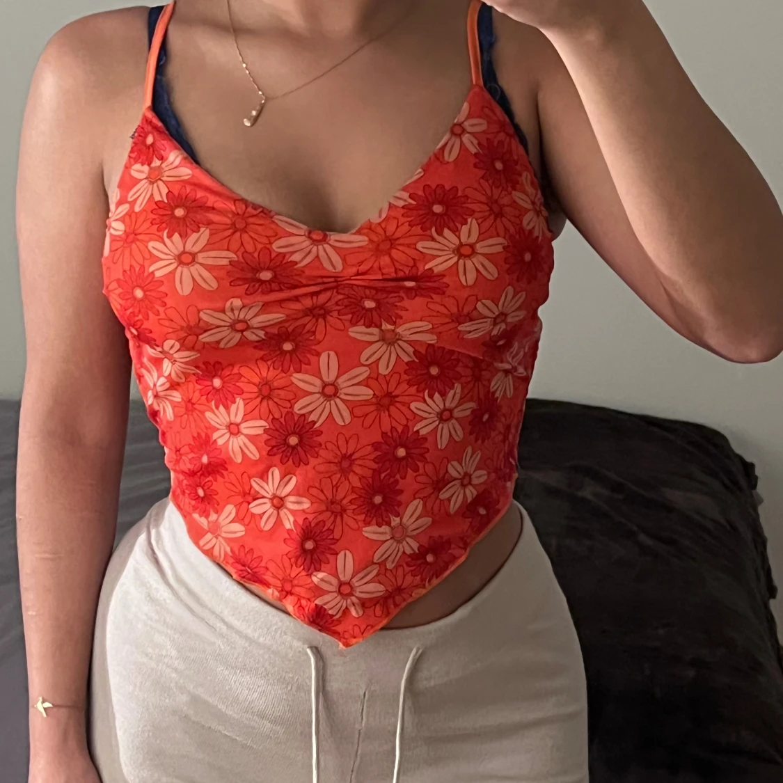 Röd blommig linnetopp med spetsig nederkant