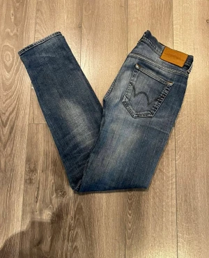 Edwin Tokyo Jeans  - Säljer dessa riktigt fina Edwin Tokyo jeans i mycket bra skick och riktigt snygg färg/stil. Den är knappt använd och i storlek W31 L32. Skriv gärna vid intresse!