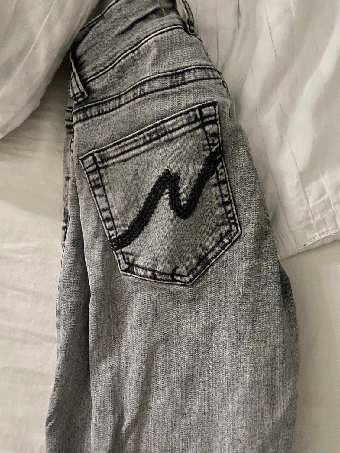 Grå jeans med svarta detaljer från Nelly - 1