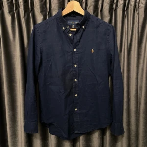 Ralph lauren linne-skjorta  - Ralph lauren skjorta i linne - navy - skick 9/10, mycket bra skick! - barnstorlek L, 14-16y, passar vuxen XS - sjukt snygg skjorta - hör av er för mått eller andra frågor🙌