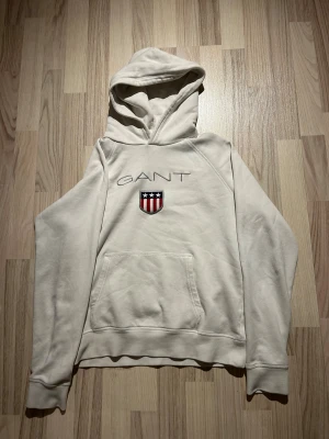Gant hoodie  - En Nice vit gant Hoodie med en broderat märke 