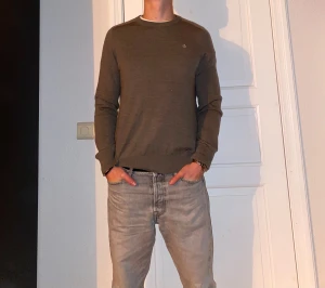 Brun merinoulltröja från Morris - Brun merinoulltröja från Morris i storlek M. Fint skick till ett bra pris. Däremot finns det ett litet hål som knappast syns vid användning. Nypris: 1995kr. Mitt pris: 499kr. Vid frågor eller funderingar, tveka inte att höra av dig.