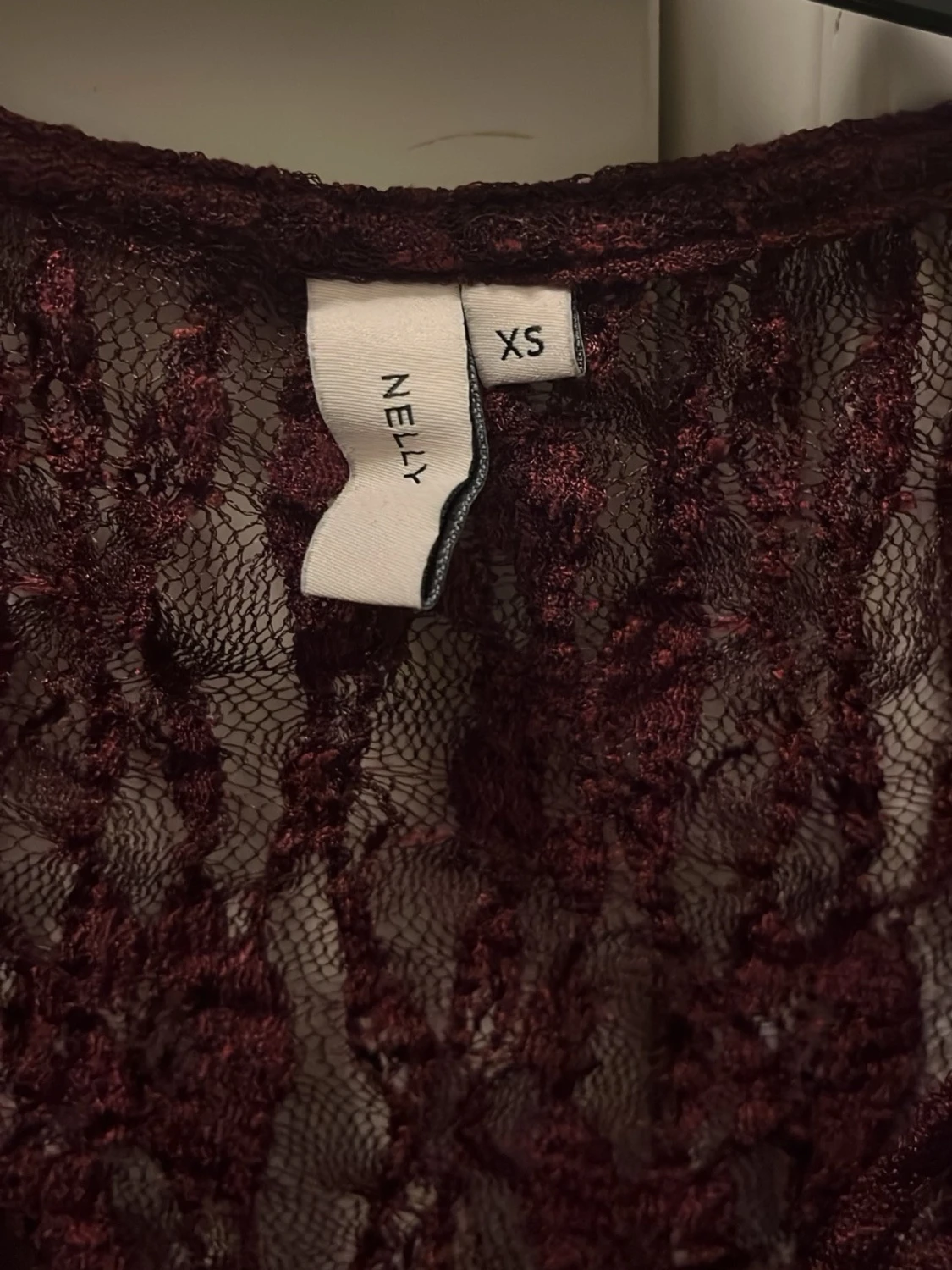 Vinröd spetsblus från Nelly XS - 1