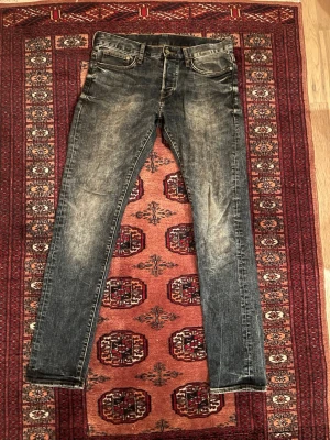 Denmin jeans - Säljer nu dessa as feta denmin jeans med skön tvätt. Modellen är rätt slim och sitter skönt. Hör av dig vid frågor eller funderingar✌️✌️