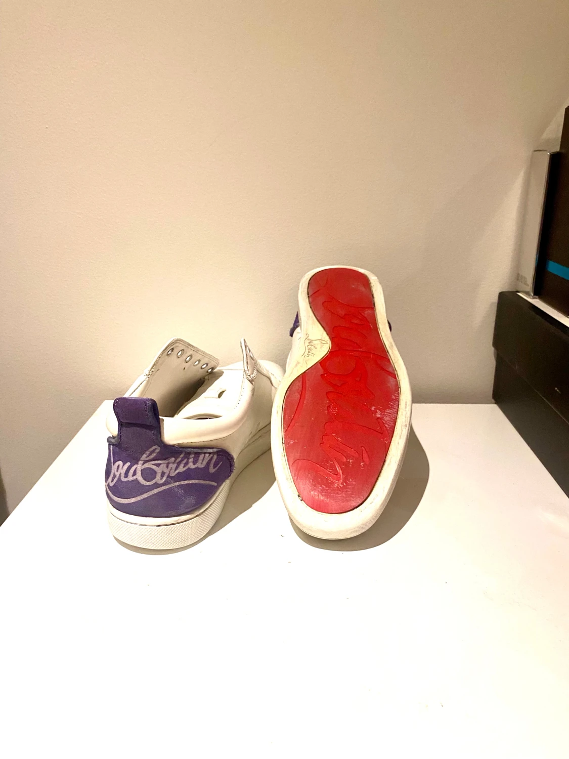 Ett par fräscha Louboutin skor med coola detaljer  - 4