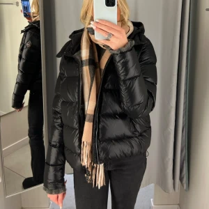 colmar jacka  - hej, jag säljer min svarta vinter jacka från Colmar som är använd en vinter så skicket är väldigt bra. Köpt ny för 5499kr och säljer för 3000kr, kan gå ner vid snabb affär :)) Storlek M (passar mig som i vanligt fall har S) digitalt kvitto finns 