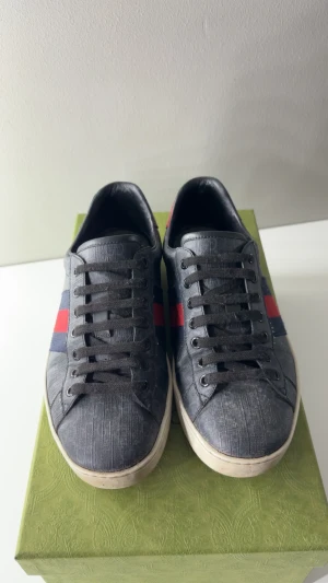 Gucci supreme - säljer nu dessa väldigt populära och sällsynta Gucci supreme skor! De är storlek UK 6 vilket motsvarar 40,5! Skick 8/10. (Original sulorna finns inte i skon) Nypris = 9500 kr, säljs för 2400 kr! Og tillkommer vid köp (box, dustbag, kort) kvitto finns! Priset kan diskuteras, och e öppen för byten!