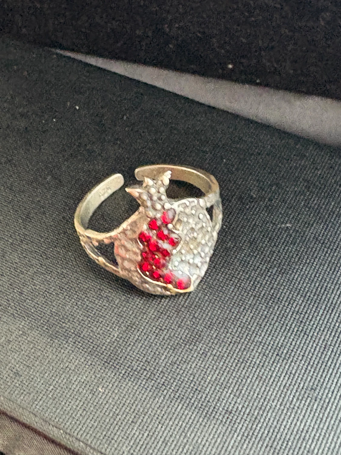 Granatformad silverring med röda stenar - 1