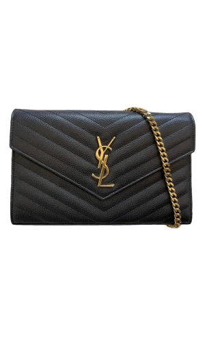 YSL Väska - Snygg svart kuvertväska från Saint Laurent med guldigt YSL-logo framtill och kedjerem. Väskan är quiltad i skinn med ett elegant mönster och har en stilren, rektangulär form. Perfekt för dig som vill ha en lyxig accessoar med ikonisk design.