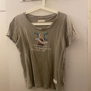 Odd Molly t-shirt  - Storlek S/M. Använd 2 ggr, pris 75. Har tyvärr ett litet hål i armhålan, därav prissänkning 