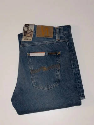 Helt nya Nudie jeans Gritty Jackson  - Tjena, säljer nu mina helt nya nudie jeans i modellen Gritty Jackson, med fet tvätt och nudies jeanstyg som är berömt för att få feta slitnar med tiden. Storleken är 30/34 och jeansen är som sagt aldrig använda. Hör av er vid frågor och kom gärna med bud!!!!!