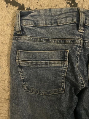 Low waist bootcut jeans - Säljer dessa snygga jeans från Gina Young i storlek 170 som jag inte har användning för längre! Skriv för frågor osv!🥰