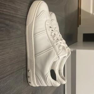 Valentino Flycrews vita - Riktigt feta vita Flycrews. De är sparsamt använda. 1 nitt har lossnat men annars jättebra skick. 39 men kan passa 40 vid snabba affär kan pris diskuteras 💵