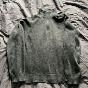 Ralph Lauren Half zip   - Snygg mörkgrå half zip från Ralph Lauren i mörk grå. Perfekt nu under vintertid.